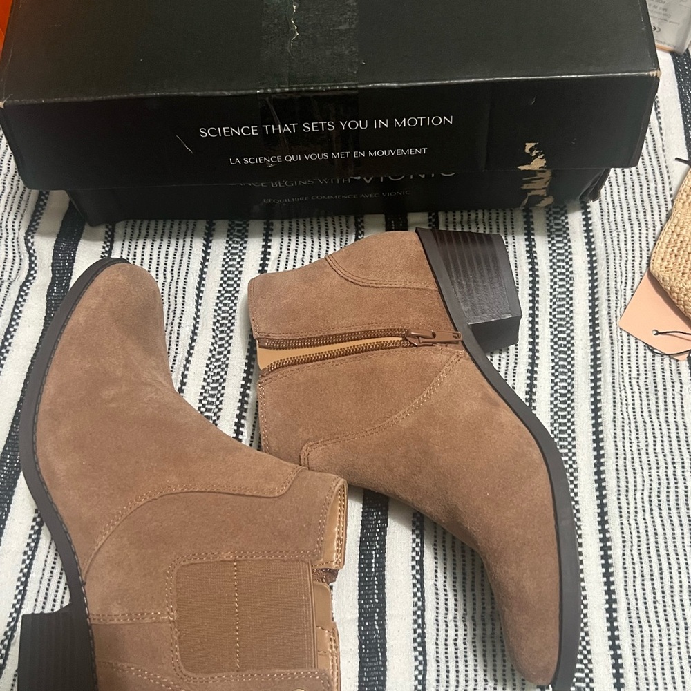Vionic women’s Tan Suede Boots